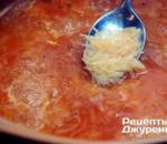 سوپ گوجه فرنگی تهیه شده از گوجه فرنگی.  سوپ پوره گوجه فرنگی.  سوپ اسپرت در گوجه فرنگی