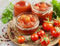 گوجه فرنگی در آب خود برای زمستان - بهترین دستور العمل