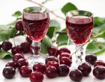Opojne radosti: sedem receptov za domače likerje iz sadja in jagodičja